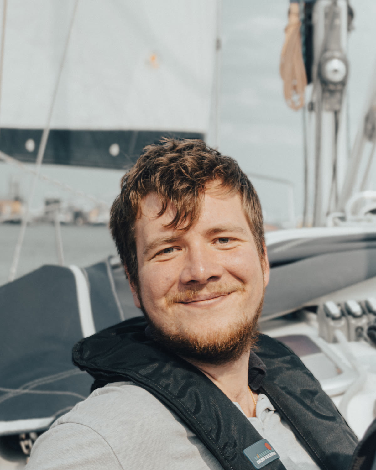 Mario Lorz an Bord einer Segelyacht